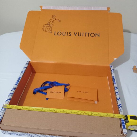 2 Louis Vuitton Boxes and Bows - Picture 1 of 9